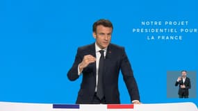Emmanuel Macron à Aubervilliers le 17 mars 2022. 