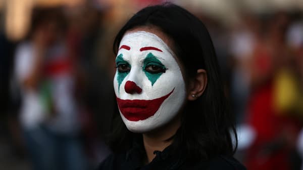 Une manifestante maquillée en Joker à Beyrouth, au Liban, le 19 octobre 2019 Une manifestante maquillée en Joker à Beyrouth, au Liban, le 19 octobre 2019