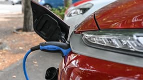 Cette voiture électrique est en train de recharger à Lille, sur une borne publique, en septembre 2022.