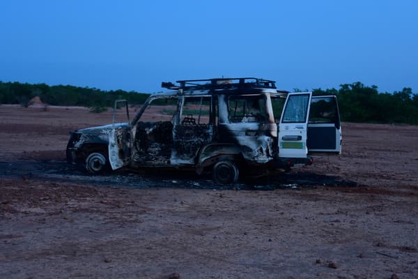 La voiture sinistrée de l'ONG Acted. La voiture sinistrée de l'ONG Acted.