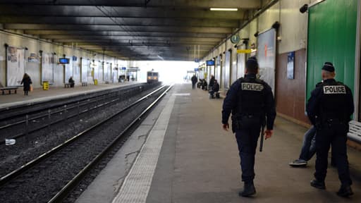 Une patrouille de police sur le quai de la gare de Grigny, dans l'Essonne, le 19 mars 2013 (Photo d'illustration)