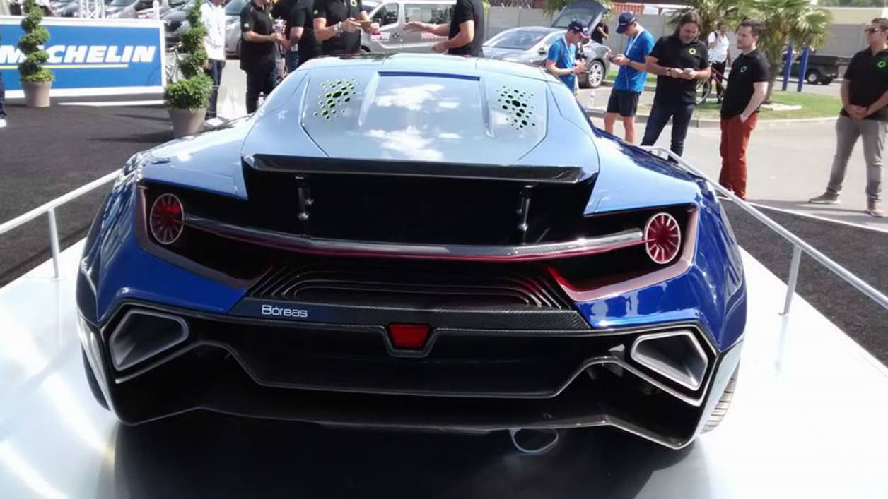 L'arrière impressionnant de cette supercar avec de nombreux éléments en fibre de carbone L'arrière impressionnant de cette supercar avec de nombreux éléments en fibre de carbone