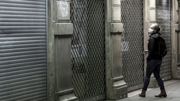 Une passante devant un magasin fermé à cause du confinement, dans le, quartier Saint-Michel à Paris, le 3 novembre 2020