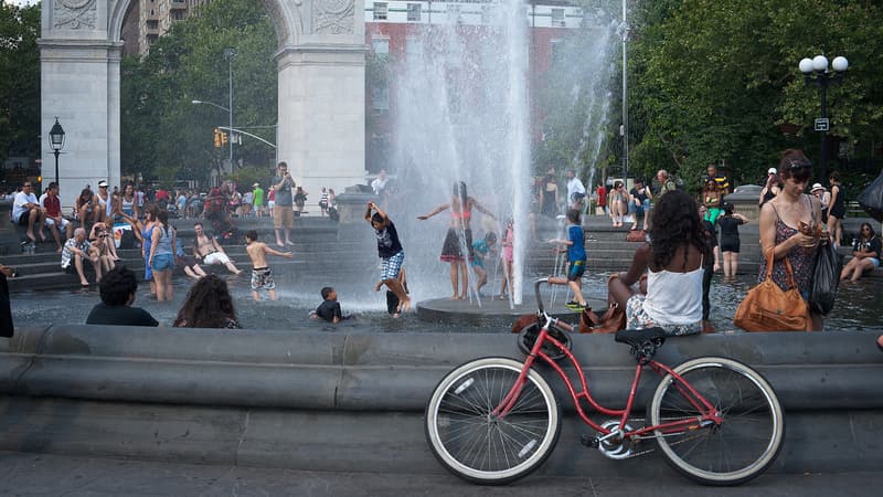 New-yorkais massés autour d'une fontaine à New York pour faire face à la chaleur.