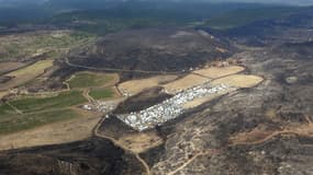 Une photo publiée le 30 août 2025 montre une vue aérienne du site d'une rave party organisée au cœur des terres brûlées de Fontjoncouse. 