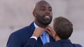 Emmanuel Macron remet le col de Teddy Riner avant de le décorer, "Parade des champions", 14 septembre 2024