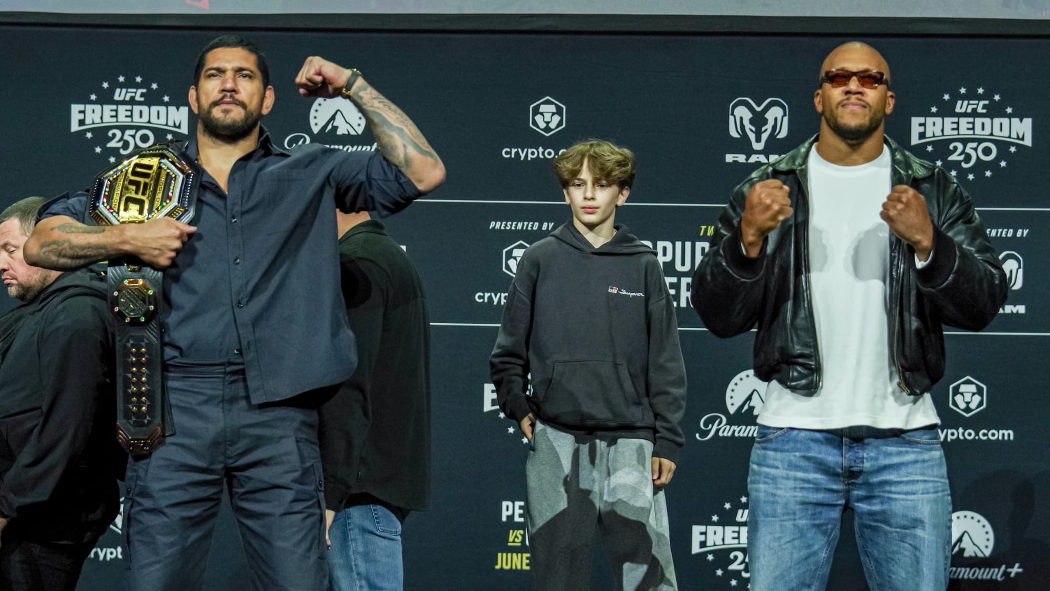 https://images.bfmtv.com/uSQl1h9_dS345YhfyAEfZhCZ2ok=/0x0:2048x1152/images/Cyril-Gane-a-droite-et-Alex-Pereira-a-gauche-lors-d-une-conference-de-presse-menee-par-l-UFC-en-marge-de-la-carte-a-la-Maison-Blanche-le-8-mai-2026-2302060.jpg