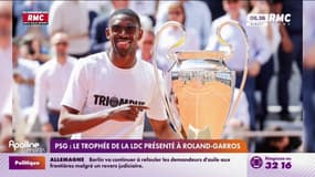 À Roland-Garros, Dembélé célèbre la victoire du PSG en brandissant le trophée de la LDC