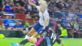 Le tacle de Leonardo Bonucci sur Steph Houghton lors d'un match caritatif le 15 juin 2025 à Manchester