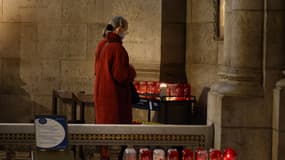 Une femme à l'intérieur de la basilique du Sacré-Cœur, à Paris, le 30 octobre 2020.