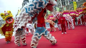 L'année dernière à Paris, deux défilés ont célébré le passage à l'année du coq. 