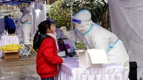 Des résidents de la ville de Xi'an, dans le nord de la Chine, en quarantaine, passent des tests Covid-19 le 25 décembre 2021