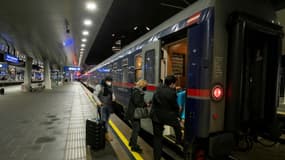 Quelques passagers embarquent pour le premier train de nuit Nightjet Vienne-Paris, à la gare centrale de Vienne, le 13 décembre 2021