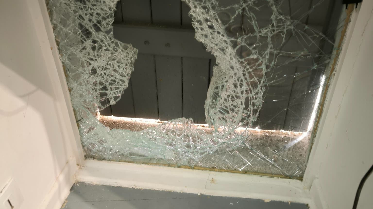 À Manosque, une porte en verre a éclaté lors du cambriolage du magasin ASM, durant lequel des téléphones et des consoles ont été dérobés dans la nuit du 29 au 30 mai. À Manosque, une porte en verre a éclaté lors du cambriolage du magasin ASM, durant lequel des téléphones et des consoles ont été dérobés dans la nuit du 29 au 30 mai.