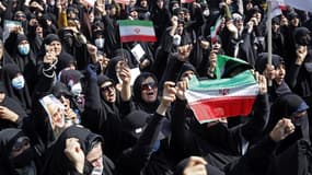 Des milliers de personnes ont défilé à Téhéran vendredi 23 septembre pour défendre le port du voile.