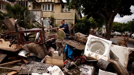 Les opérations de nettoyage ont commencé à Brisbane, la troisième ville d'Australie où commence à se dégager une odeur fétide, même si des quartiers entiers restent sous les eaux. /Photo d'archives/REUTERS/Tim Wimborne