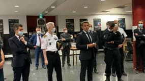 Emmanuel Macron en visite surprise dans un commissariat parisien le 27 juillet. 
