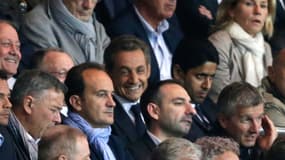 En habitué des lieux, Nicolas Sarkozy est à l'aise dans les tribunes du Parc des Princes, ici entre le président du PSG et celui de Lyon. 