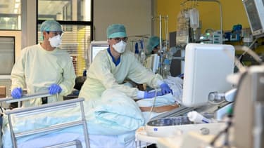 Examen d'un patient atteint du Covid-19 à l'hôpital universitaire d'Aix-la-Chapelle, le 20 janvier 2021 (PHOTO D'ILLUSTRATION)