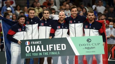 La joie de l'équipe de France de tennis, qualifiée pour la phase finale de la Coupe Davis, après sa victoire face à l'Equateur, le 5 mars 2022 au Palais des Sports de Pau