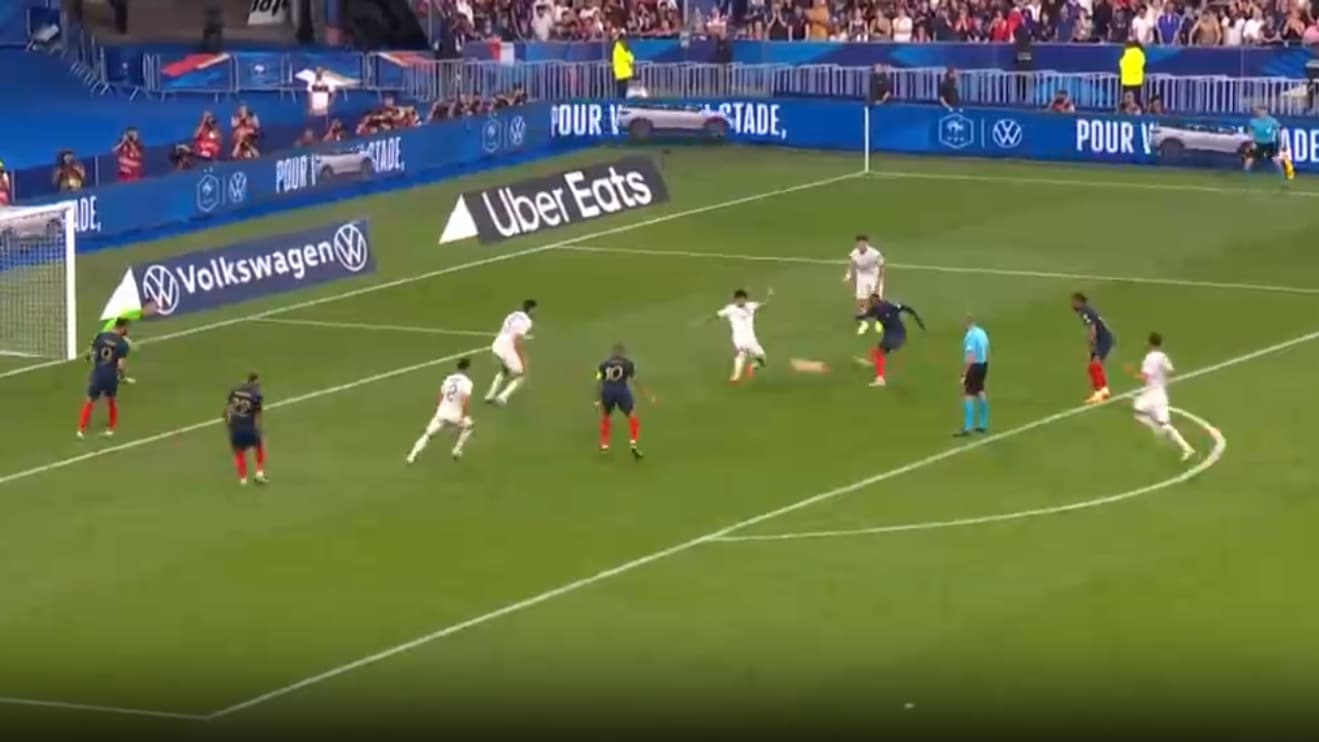 Trouvé par Christopher Nkunku, Ousmane Dembélé joue sa carte personnelle en tentant une feinte de frappe du droit, puis une frappe du gauche contrée par le défenseur grec Taxiarchis Fountas (France-Grèce: 1-0, 19 juin 2023)