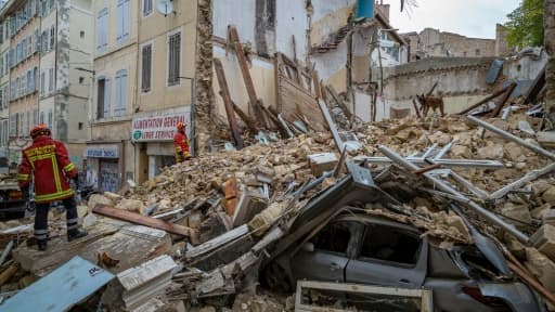 Des pompiers sur les décombres des immeubles effondrés rue d'Aubagne à Marseille, le 5 novembre 2018