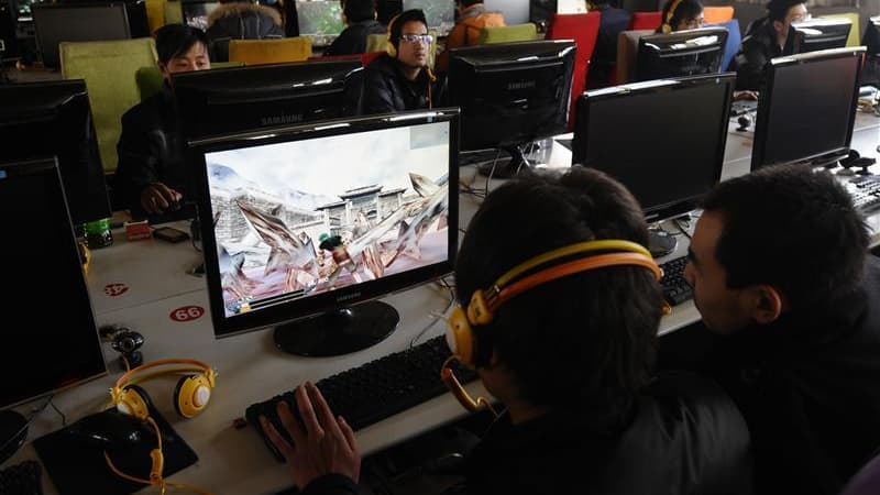 Amateurs de jeux vidéo en ligne dans un café internet de Changzhi, dans la province chinoise de Shanxi. Internet apparaît comme un moyen très prisé à travers le monde pour organiser les loisirs: dans le cadre d'un sondage international Ipsos pour Reuters