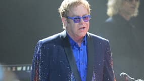 Elton John, toujours vert (et bien habillé), se produisant à Manchester dans le Tennessee.