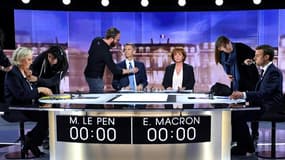 Marine Le Pen, les journalistes Christophe Jakubyszyn et Nathalie Saint-Cricq, avant le débat de l'entre-deux tours de la présidentielle, sur le plateau de télévision à la Plaine-Saint-Denis (nord de Paris) le 3 mai 2017.
