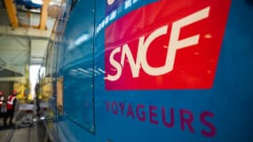 Le logo "SNCF Voyageurs" sur un TER rénové à Bischheim, le 26 mai 2023 dans le Bas-Rhin