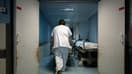 Un membre du personnel soignant pousse un brancard dans un couloir du service des urgences de l'hôpital universitaire Pellegrin, à Bordeaux, dans le sud-ouest de la France, lors d'une vague de chaleur, le 23 juin 2026. (photo d'illustration)