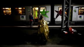 Couvertures de survie pour les voyageurs bloqués dans les gare normandes dans la nuit de mardi à mercredi.