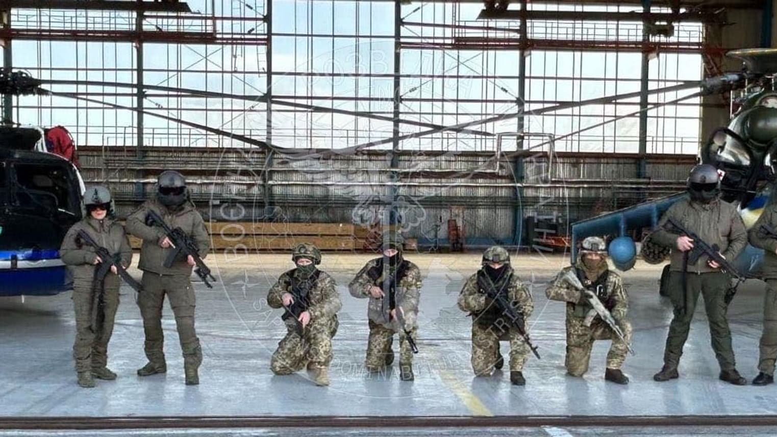 Des soldats ukrainiens posent entre le Black Hawk américain et un Mi-24 Des soldats ukrainiens posent entre le Black Hawk américain et un Mi-24