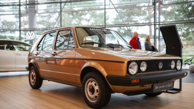 Le constructeur allemand Volkswagen célèbre vendredi les 50 ans de sa voiture la plus emblématique, la Golf, vendue à 37 millions d'exemplaires dans le monde.