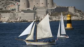 Des voiliers passent devant le château d'If, à Marseille, le 3 juillet 2022