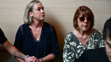 Gisele Pelicot (d) est assise à côté de sa fille Caroline Darian (centre) et de son fils (g) au palais de justice d'Avignon, le 2 septembre 2024