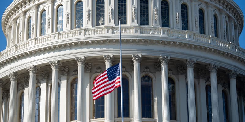 Le drapeau américain flottant devant le Capitole des États-Unis à Washington DC, le 12 janvier 2021.