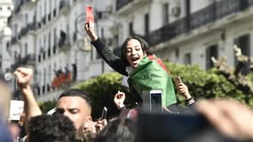 Des centaines d'Algériens ont à nouveau manifesté dimanche.