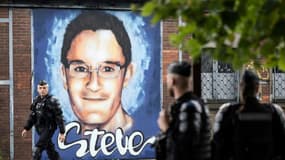 Des policiers devant une fresque murale en hommage à Steve Maia Canico, décédé lors de la Fête de la musique à Nantes en 2019, à l'occasion du troisième anniversaire de sa mort, le 21 juin 2022. (Photo d'archive)