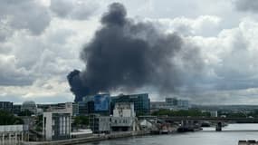 Un important dégagement de fumées depuis le pont de Garigliano à Paris, ce lundi 12 mai