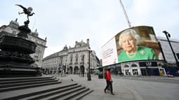 Le visage d'Elizabeth II à Piccadilly Circus. 