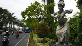 Une statue sur le bord d'une route à Denpasar à Bali, le 8 mars 2017