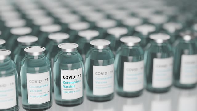 Le maire de Cannes a décidé tout seul d’ouvrir la vaccination à toute personne de plus de 50 ans. Bonne ou mauvaise idée?