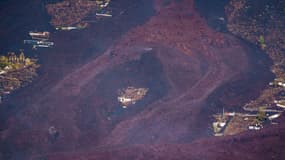Lave provenant du volcan sur l'île de la Palma, dans l'archipel espagnol des Canaries le 23 septembre 2021