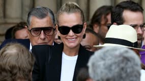 Laeticia Hallyday et Jean-Claude Camus aux obsèques de Philippe Labro à Paris, le 13 juin 2025. 