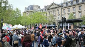 Des manifestants se rassemblent place de la République pour "défendre l'État de droit" à Paris, le 12 avril 2025, suite aux réactions à la condamnation de Marine Le Pen.