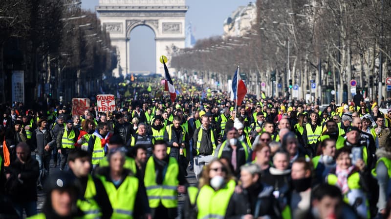 Des gilets jaunes lors de l'acte 14 à Paris.