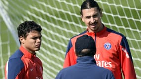 Jean-Louis Gasset en discussion avec ibrahimovic et Thiago Silva