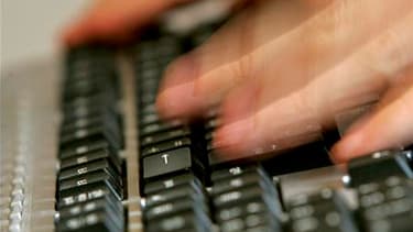 Près de six Français sur dix ont accès à l'internet à haut débit à leur domicile et un quart des internautes ont déjà navigué en utilisant leur téléphone portable, montre une étude de l'Insee qui confirme la réduction progressive de la fracture numérique.