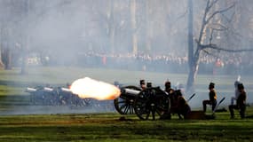 Les militaires de la King's Troop Royal Horse Artillery en train de tirer une salve de 41 coups de canon en honneur d'Elizabeth II à Londres